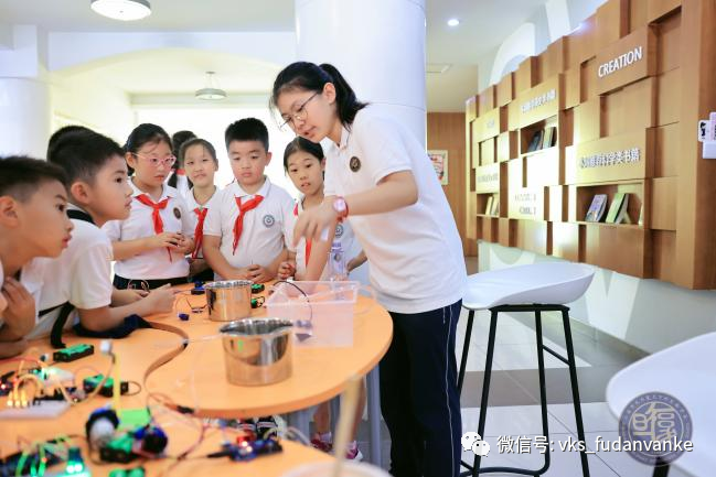 上海民办复旦万科实验学校活动回顾 | 小长假最后一天 看我们如何玩转科技嘉年华