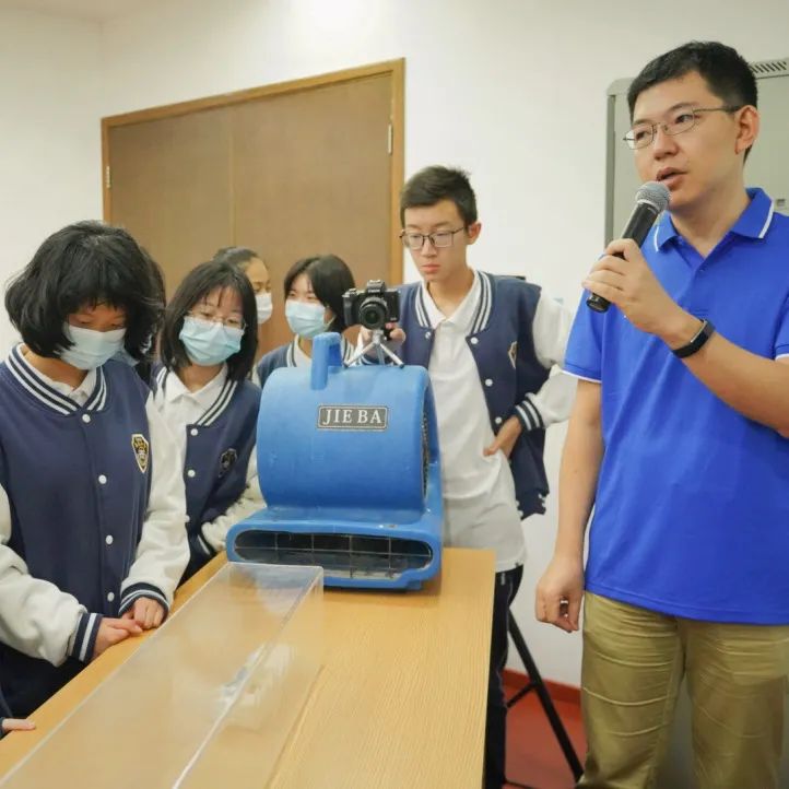 广州英东中学初二学生走进国家超级计算广州中心南沙分中心，感受科技发展的力量